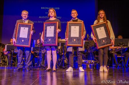 Prejemniki bronastih grbov Alojz Primon, Alenka Hren Medved, Stanko Verstovšek, Sara Čopar